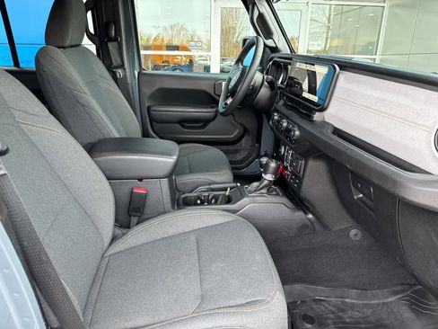 Used 2025 Jeep Wrangler Willys AWD/4WD image 4