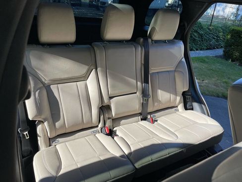 Used 2020 Land Rover Discovery SE image 15