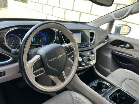 Used 2021 Chrysler Pacifica Limited image 3