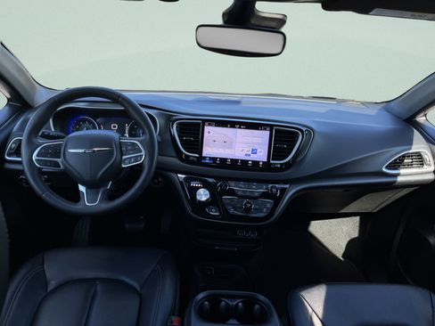 Used 2025 Chrysler Pacifica Select FWD image 16