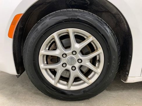 Used 2017 Chrysler Pacifica Touring image 2