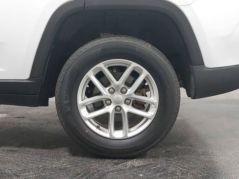 Used 2023 Jeep Grand Cherokee Laredo image 32