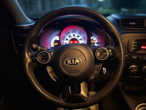 Used 2015 Kia Soul + image 12