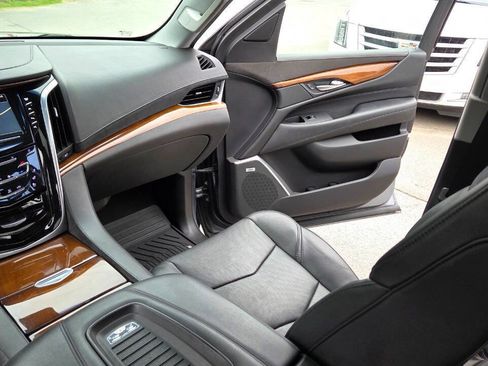 Used 2018 Cadillac Escalade ESV Premium Luxury AWD/4WD image 36