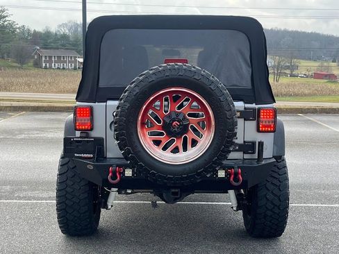 Used 2017 Jeep Wrangler Unlimited Rubicon w/ Connectivity Group image 21