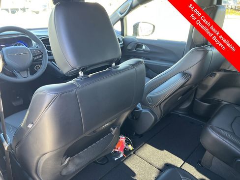 New 2026 Chrysler Pacifica Select image 21