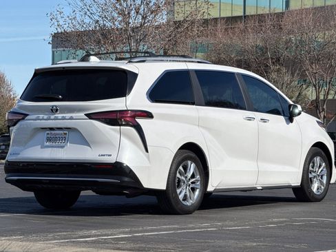 Used 2025 Toyota Sienna Limited image 4