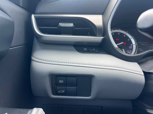 Used 2022 Toyota Highlander XLE FWD image 23