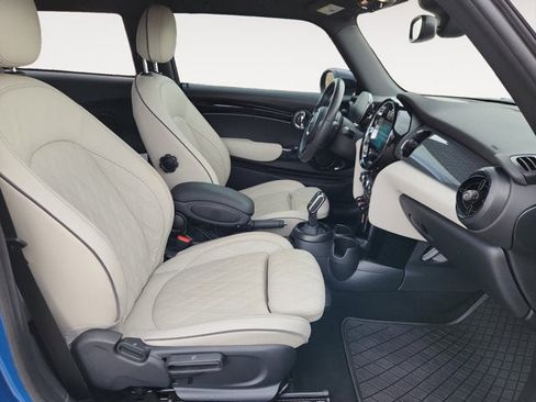 Used 2024 MINI Cooper 2-Door Hardtop w/ Signature Upholstery Package image 15