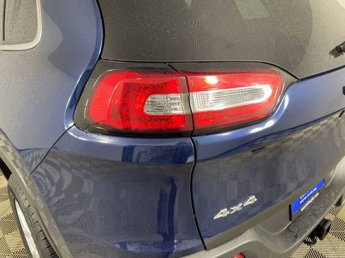 Used 2018 Jeep Cherokee Latitude Plus w/ Cold Weather Group AWD/4WD image 19
