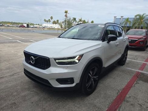 Used 2022 Volvo XC40 T5 R-Design image 2