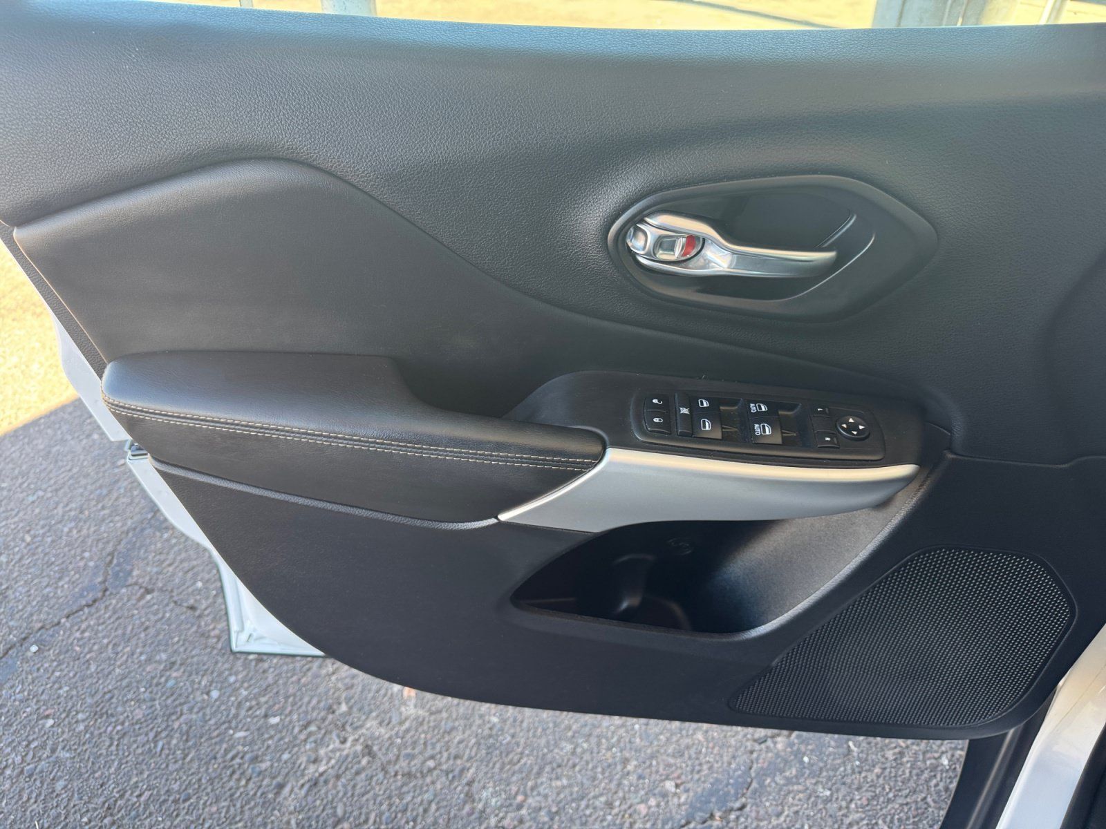 Used 2018 Jeep Cherokee Latitude Plus w/ Comfort/Convenience Group FWD image 11