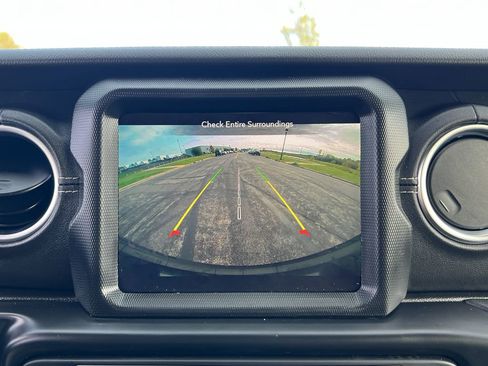 Used 2023 Jeep Wrangler Sahara w/ Cold Weather Group image 31