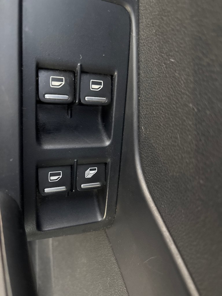 Used 2013 Volkswagen Beetle TDI FWD image 26