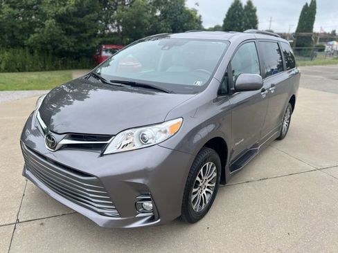 Used 2019 Toyota Sienna XLE image 2