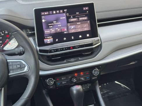 Used 2025 Jeep Compass Limited image 21