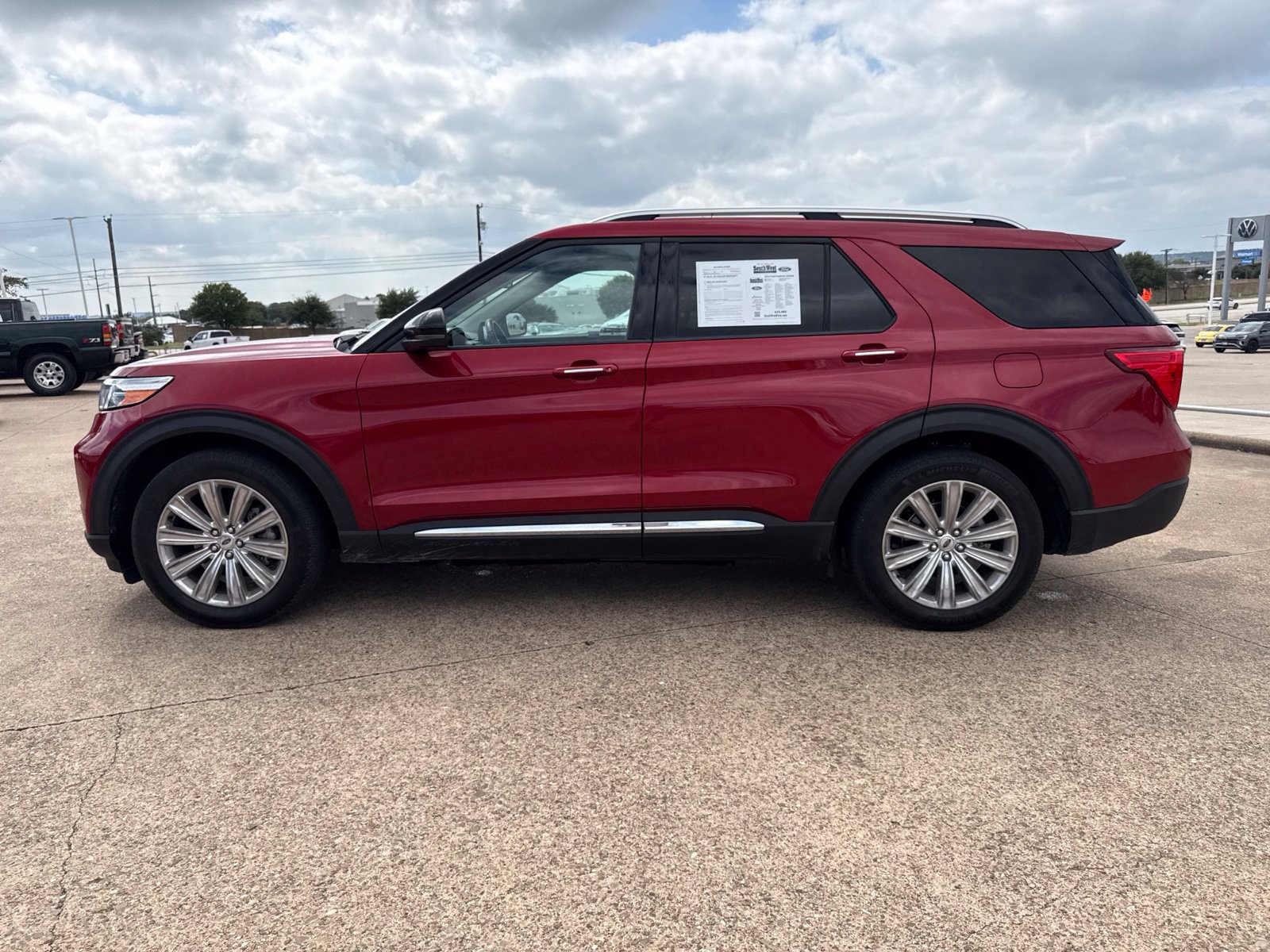 Used 2023 Ford Explorer Limited w/ Limited Technology Package RWD image 4