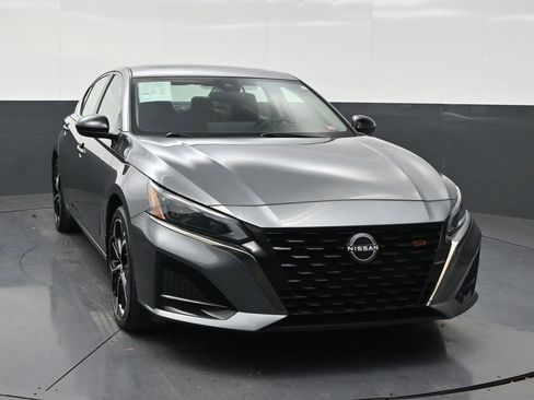 Used 2024 Nissan Altima 2.5 SR w/ SR Premium Package FWD image 7
