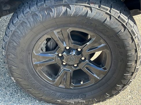 Used 2018 Toyota Tacoma TRD Sport w/ Technology Package AWD/4WD image 15