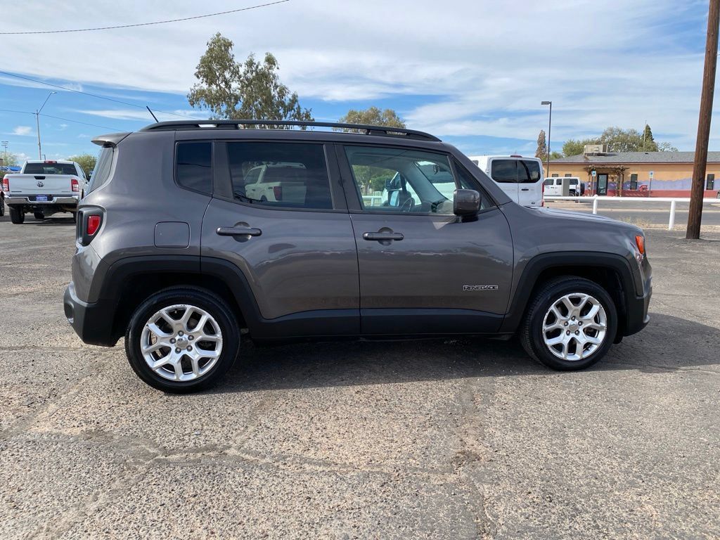 Used 2017 Jeep Renegade Latitude FWD image 5
