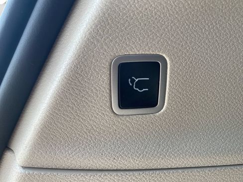 Used 2023 Chrysler Voyager LX FWD image 31