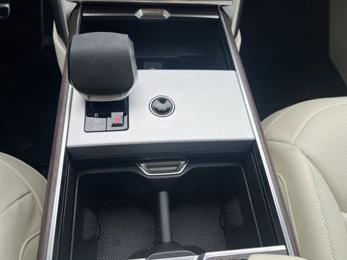 Certified 2025 Land Rover Range Rover SE image 16