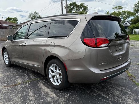 Used 2017 Chrysler Pacifica Touring-L w/ Tire & Wheel Group FWD image 4