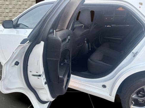 Used 2022 Chrysler 300 Touring w/ Sport Appearance Package image 15