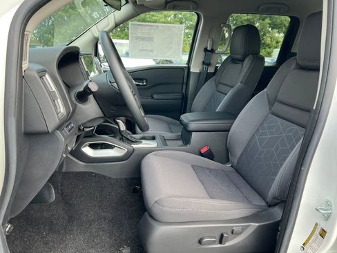 Used 2025 Nissan Frontier SV image 4