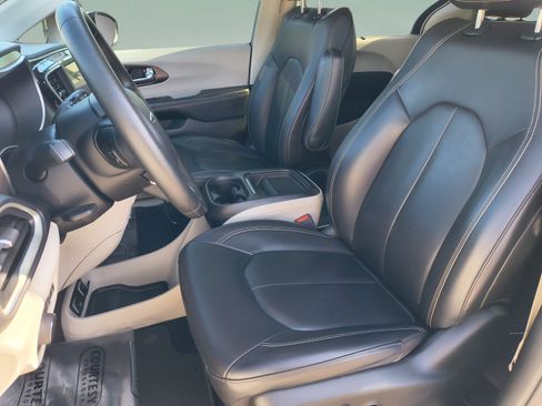Used 2020 Chrysler Voyager Lxi FWD image 21
