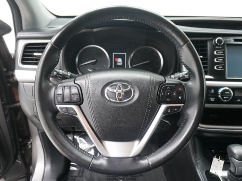 Used 2017 Toyota Highlander XLE AWD/4WD image 17