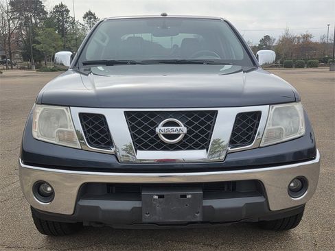 Used 2019 Nissan Frontier SL image 2
