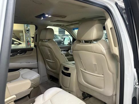Used 2016 Cadillac Escalade Luxury AWD/4WD image 24
