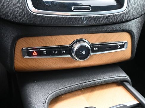 Used 2022 Volvo XC90 T6 Momentum w/ Climate Package AWD/4WD image 17