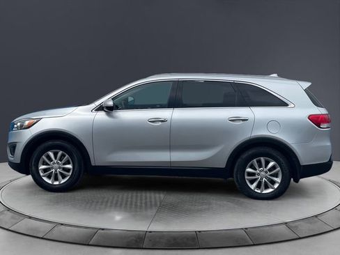 Used 2018 Kia Sorento FWD image 2