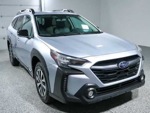 Used 2023 Subaru Outback Premium AWD/4WD image 5