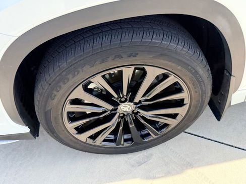 Used 2024 Toyota Highlander LE image 17