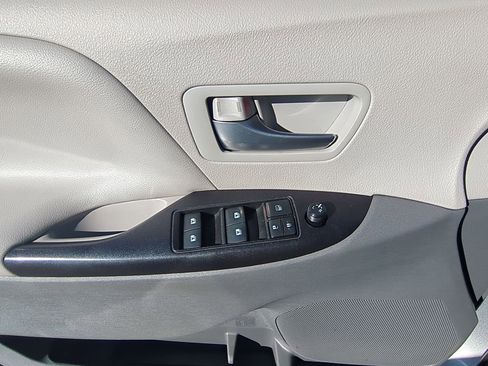 Used 2020 Toyota Sienna LE image 21
