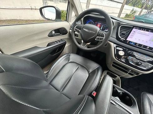 Certified 2023 Chrysler Pacifica Touring-L FWD image 9