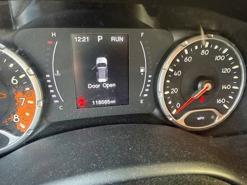 Used 2018 Jeep Renegade Altitude FWD image 9