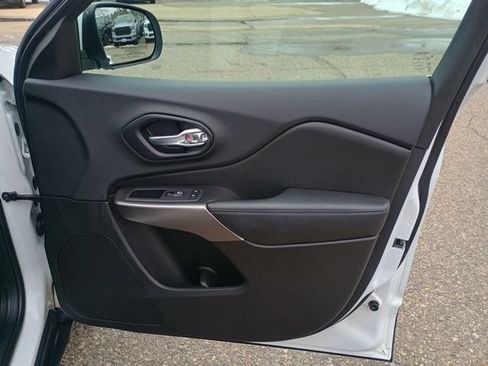 Used 2020 Jeep Cherokee Latitude Plus FWD image 11