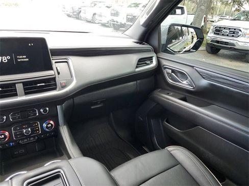 Used 2024 GMC Yukon XL SLT w/ SLT Luxury Package image 14