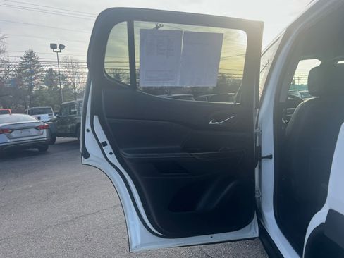 Used 2023 GMC Acadia SLT image 12