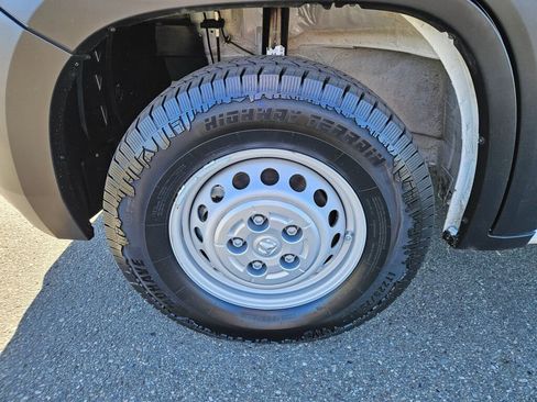 Used 2024 RAM ProMaster 2500 w/ Convenience Group FWD image 9