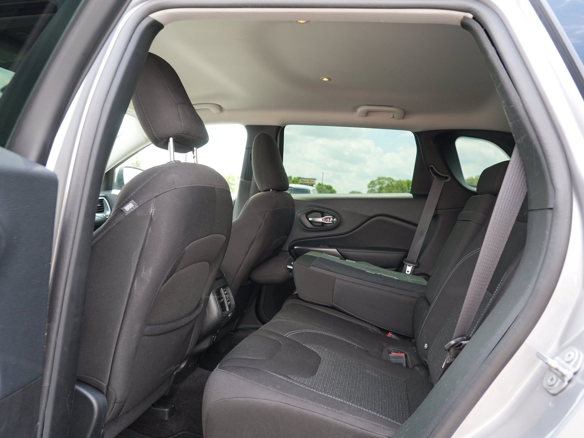 Used 2019 Jeep Cherokee Latitude w/ Popular Appearance Group AWD/4WD image 19