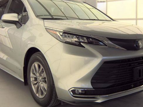 Used 2021 Toyota Sienna XLE w/ XLE Plus Package FWD image 4