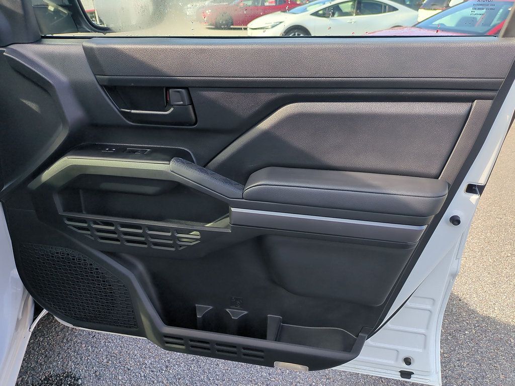Certified 2025 Toyota Tacoma SR5 AWD/4WD image 32
