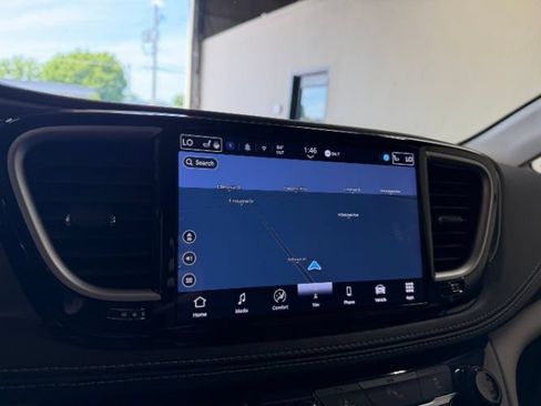 Used 2024 Chrysler Pacifica Limited FWD image 16