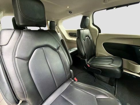 Used 2023 Chrysler Pacifica Touring-L FWD image 32