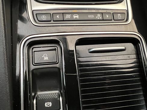 Used 2020 Jaguar F-PACE Premium image 30